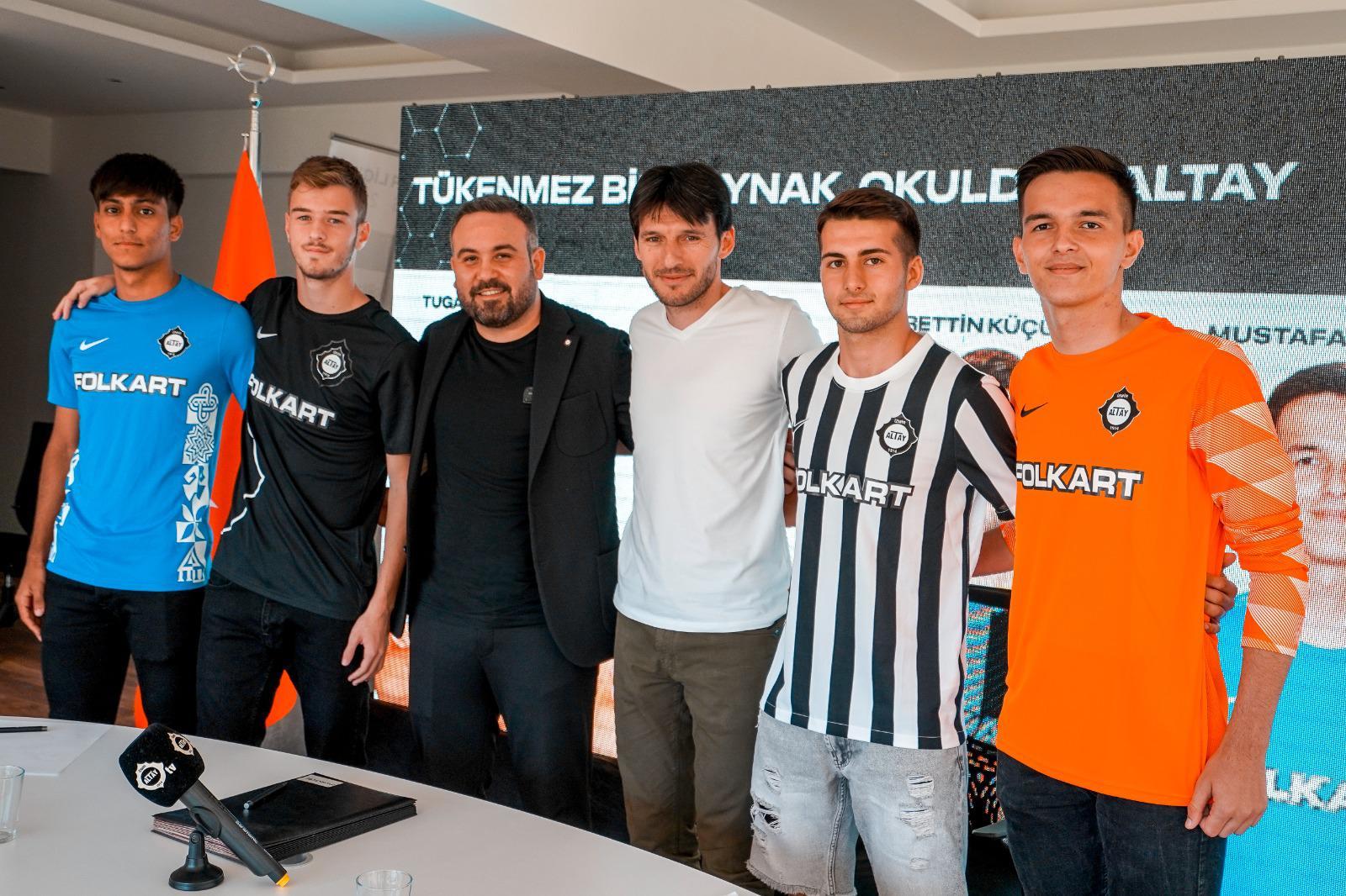 Altay, 4 genç futbolcuyla sözleşme imzaladı