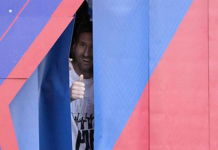 Messi Parc des Princes Stadı'na çıktı, yer yerinden oynadı