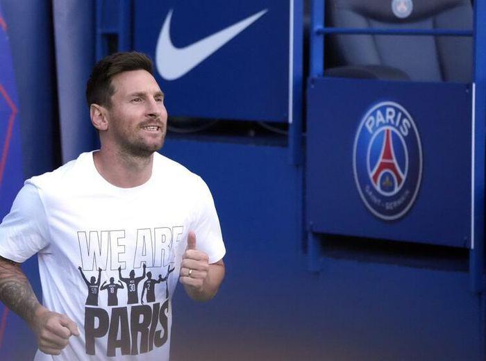 Messi Parc des Princes Stadı'na çıktı, yer yerinden oynadı