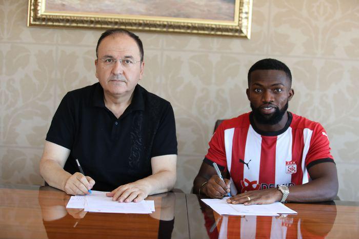 Süper Lig'de biten transferler! 2021/22 sezonu transfer döneminde atılan imzalar